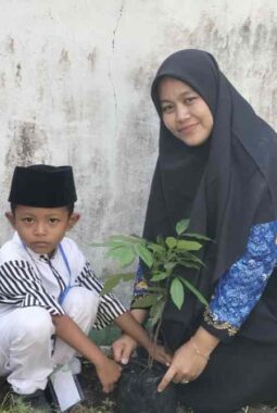 Aksi Nyata Ekoteologi di MIN 9 Langkat, Siswa Kelas 1 Giat Menanam Pohon pada Penutupan MATA MUDA
