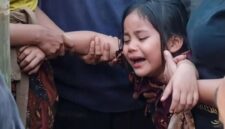Sosok gadis kecil putri dari KD. Pria yang tewas setelah diduga dikeroyok warga yang menuduhnya mencuri seekor ayam di Banjar Dinas Juwuk Legi, Desa Batunya, Kecamatan Baturiti, Kabupaten Tabanan, Bali, pada Jumat (24/7/2026) dini hari. (Foto: IG @febriantoarifin) 