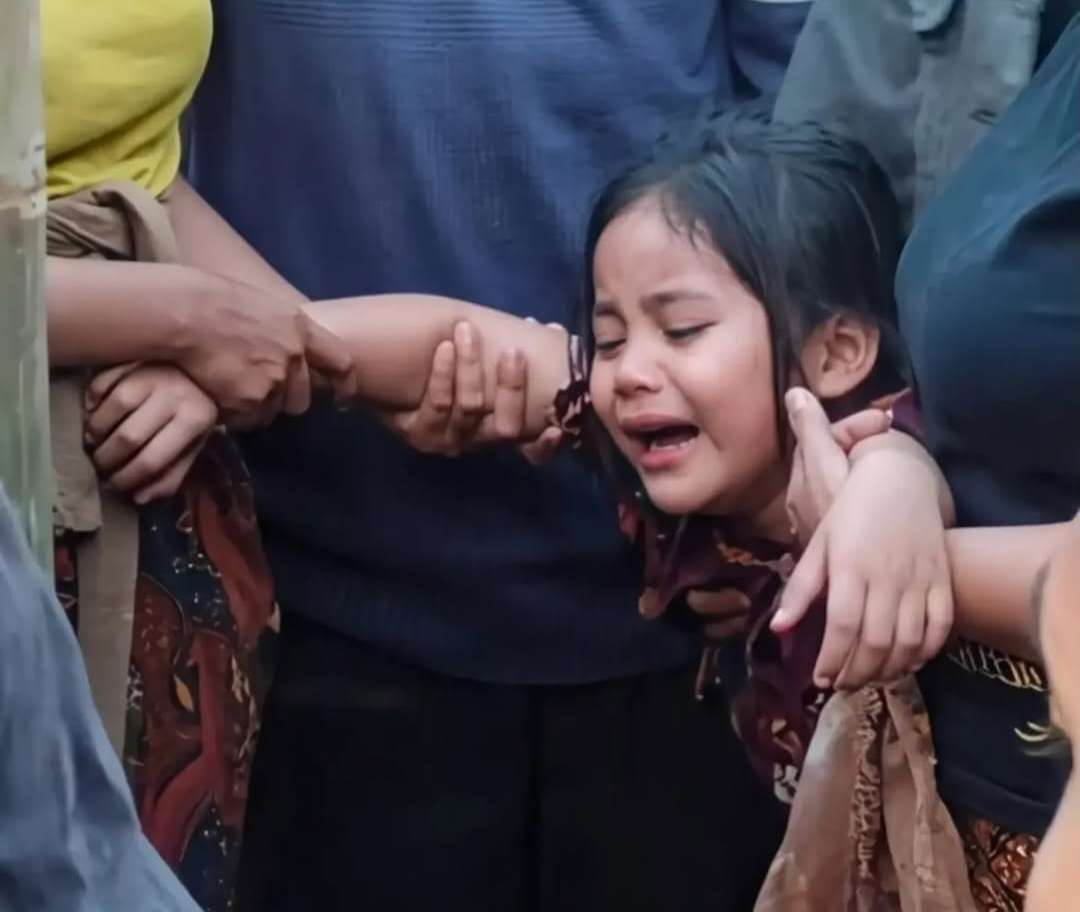 Sosok gadis kecil putri dari KD. Pria yang tewas setelah diduga dikeroyok warga yang menuduhnya mencuri seekor ayam di Banjar Dinas Juwuk Legi, Desa Batunya, Kecamatan Baturiti, Kabupaten Tabanan, Bali, pada Jumat (24/7/2026) dini hari. (Foto: IG @febriantoarifin) 