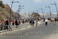 Ribuan migran Maroko yang menyeberang ke wilayah Ceuta. (Foto: Reuters/ Detik.com) 

