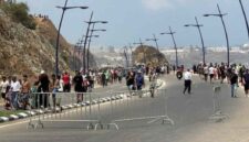 Ribuan migran Maroko yang menyeberang ke wilayah Ceuta. (Foto: Reuters/ Detik.com) 
