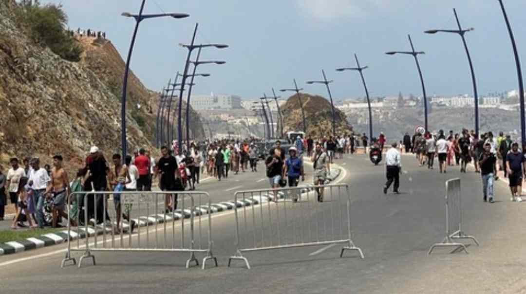 Ribuan migran Maroko yang menyeberang ke wilayah Ceuta. (Foto: Reuters/ Detik.com) 
