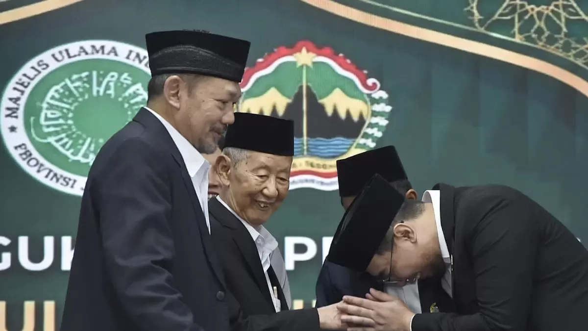 Para tokoh intelektual dikukuhkan sebagai pengurus Majelis Ulama Indonesia (MUI) Provinsi Jawa Tengah (gambar: suaramerdeka.com) 
