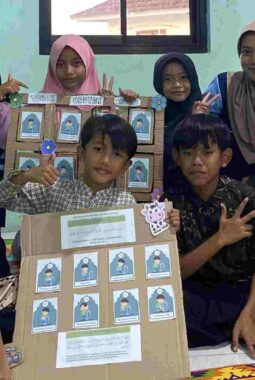 Bukan Sekadar Kardus! Mahasiswa KKN UIN Walisongo Bikin Belajar Wudhu Jadi Seru