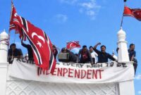 Sejumlah orang mengibarkan Bendera Bintang Bulan di sela-sela Zikir Damai Aceh, Sabtu (15/8/2026). (FOTO: IST For MINA)

