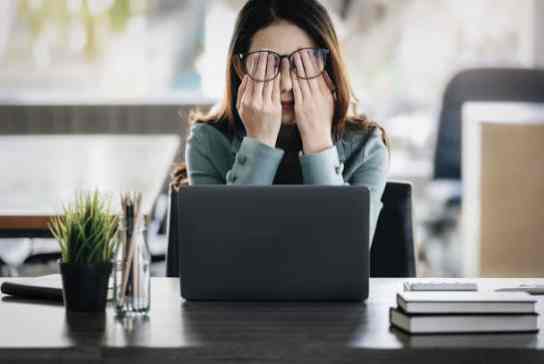 Ilustrasi pekerja yang mengalami beban kerja berlebih. (Sumber: istock) 
