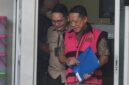 Mobil tahanan menjemput Eks Jampidsus Febrie Adriansyah, tersangka TPPU, untuk pemeriksaan di Kejaksaan Agung. (ANTARA FOTO/Indrianto Eko Suwarso)
