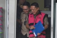 Mobil tahanan menjemput Eks Jampidsus Febrie Adriansyah, tersangka TPPU, untuk pemeriksaan di Kejaksaan Agung. (ANTARA FOTO/Indrianto Eko Suwarso)

