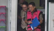 Mobil tahanan menjemput Eks Jampidsus Febrie Adriansyah, tersangka TPPU, untuk pemeriksaan di Kejaksaan Agung. (ANTARA FOTO/Indrianto Eko Suwarso)