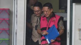 Mobil tahanan menjemput Eks Jampidsus Febrie Adriansyah, tersangka TPPU, untuk pemeriksaan di Kejaksaan Agung. (ANTARA FOTO/Indrianto Eko Suwarso)
