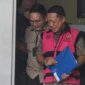 Mobil tahanan menjemput Eks Jampidsus Febrie Adriansyah, tersangka TPPU, untuk pemeriksaan di Kejaksaan Agung. (ANTARA FOTO/Indrianto Eko Suwarso)
