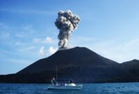 Gunung Anak Krakatau (Dyah Woro/ pinterest) 
