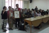 Sesi foto bersama setelah talkshow selesai bersama narasumber, moderator, Ketua CCDS, dan para peserta talkshow bertajuk “150 Years of Batik Gan Journey” dalam rangka memperingati Hari Batik Nasional 2026/ dok. istimewa