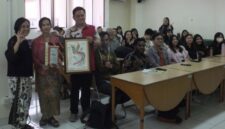 Sesi foto bersama setelah talkshow selesai bersama narasumber, moderator, Ketua CCDS, dan para peserta talkshow bertajuk “150 Years of Batik Gan Journey” dalam rangka memperingati Hari Batik Nasional 2026/ dok. istimewa