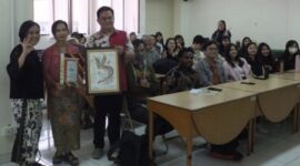 Sesi foto bersama setelah talkshow selesai bersama narasumber, moderator, Ketua CCDS, dan para peserta talkshow bertajuk “150 Years of Batik Gan Journey” dalam rangka memperingati Hari Batik Nasional 2026/ dok. istimewa