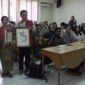 Sesi foto bersama setelah talkshow selesai bersama narasumber, moderator, Ketua CCDS, dan para peserta talkshow bertajuk “150 Years of Batik Gan Journey” dalam rangka memperingati Hari Batik Nasional 2026/ dok. istimewa