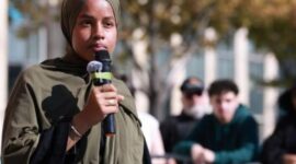 Soumaya Sarré, penggerak demo pelajar di Paris. (Foto: AFP/ CNN Indonesia) 