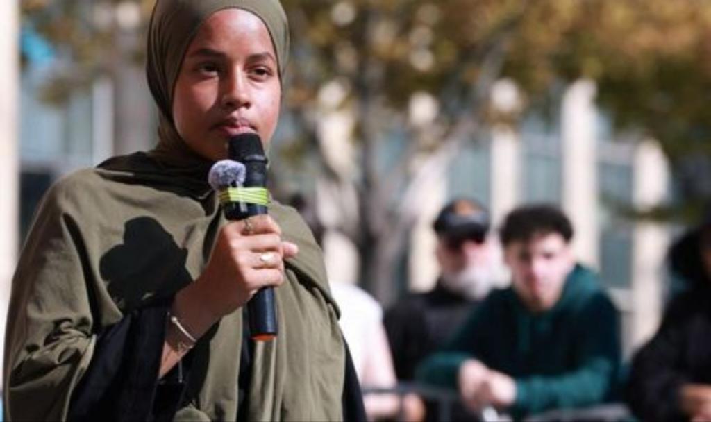 Soumaya Sarré, penggerak demo pelajar di Paris. (Foto: AFP/ CNN Indonesia) 