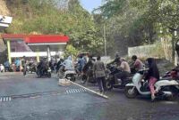 Antrean kendaraan roda dua mengular di salah satu SPBU di Kota Manado, Sulawesi Utara. (Foto: Berita Manado.com) 