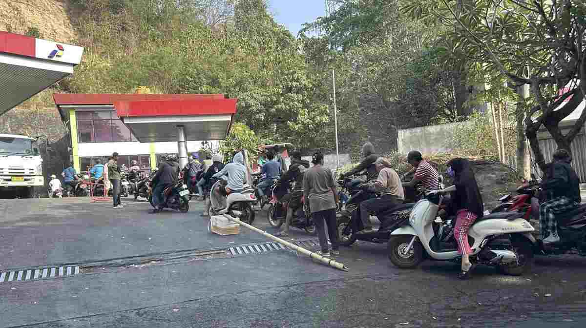 Antrean kendaraan roda dua mengular di salah satu SPBU di Kota Manado, Sulawesi Utara. (Foto: Berita Manado.com) 