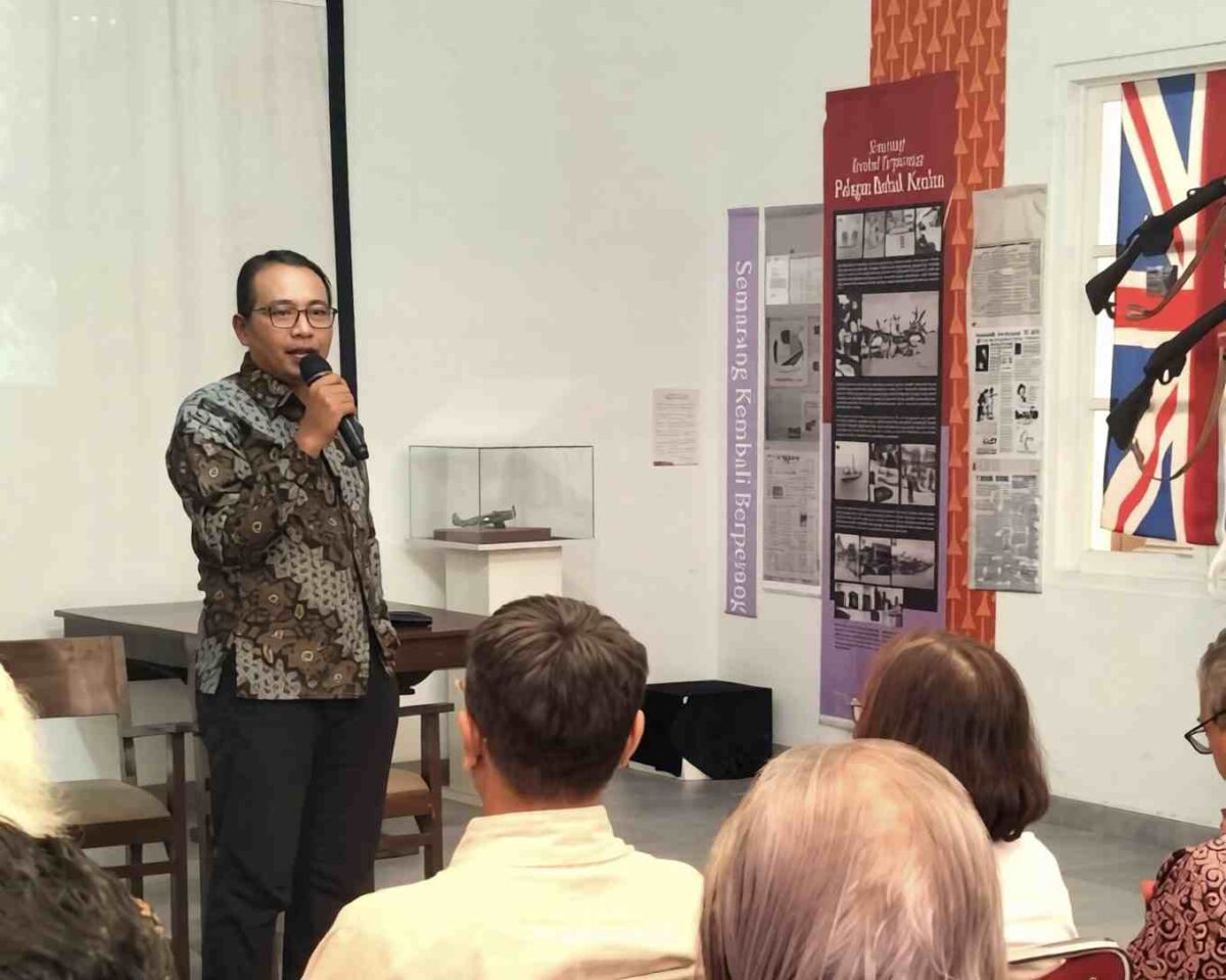 Kurator Pameran, Kesit Widjanarko, sedang memberikan sambutan pada acara pembukaan pameran. (Dok pribadi) 