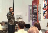Kurator Pameran, Kesit Widjanarko, sedang memberikan sambutan pada acara pembukaan pameran. (Dok pribadi) 