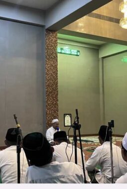 Gema Manaqib Syekh Abdul Qodir Al-Jailani Penuhi Masjid Agung Mambaul Ihsan, Ratusan Santri dan Masyarakat Larut dalam Doa Keberkahan