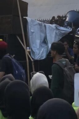 Tumplek Blek! Ribuan Mahasiswa Geruduk Gubernuran! Harga Sembako, BBM hingga Proyek Strategis Nasional Jadi Sorotan Mahasiswa di Semarang