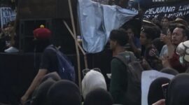 Ribuan mahasiswa turun aksi di depan Kantor Gubernur Jawa Tengah, mengkritik 2 Tahun Prabowo-Gibran. (Foto: Kompas.id) 
