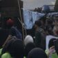 Ribuan mahasiswa turun aksi di depan Kantor Gubernur Jawa Tengah, mengkritik 2 Tahun Prabowo-Gibran. (Foto: Kompas.id) 
