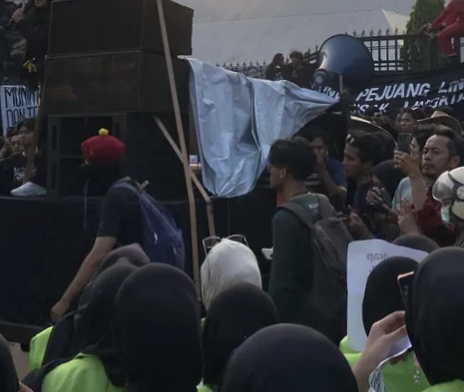 Ribuan mahasiswa turun aksi di depan Kantor Gubernur Jawa Tengah, mengkritik 2 Tahun Prabowo-Gibran. (Foto: Kompas.id) 
