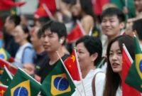 Masyarakat menyambut Presiden Tiongkok Xi Jinping di Rio de Janeiro, Brasil, pada 17 November 2024. FOTO/Xinhua

