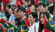 Masyarakat menyambut Presiden Tiongkok Xi Jinping di Rio de Janeiro, Brasil, pada 17 November 2024. FOTO/Xinhua