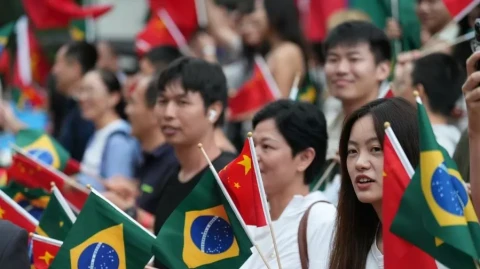 Masyarakat menyambut Presiden Tiongkok Xi Jinping di Rio de Janeiro, Brasil, pada 17 November 2024. FOTO/Xinhua

